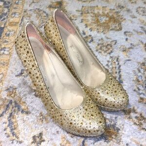 High heel gold glitter shoes